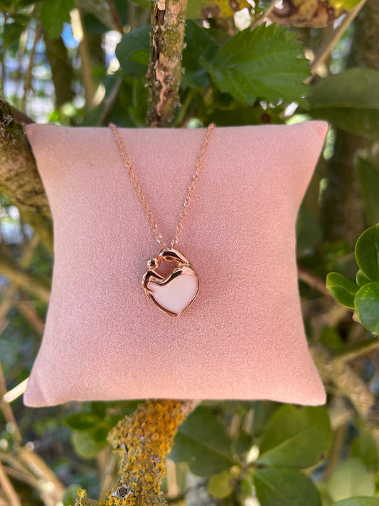 Pendentif en forme de coeur avec silhouette de maman et bébé contenant du lait maternel, cheveux de bébé ou fragment de cordon ombilical avec gravure personnalisée au dos. 