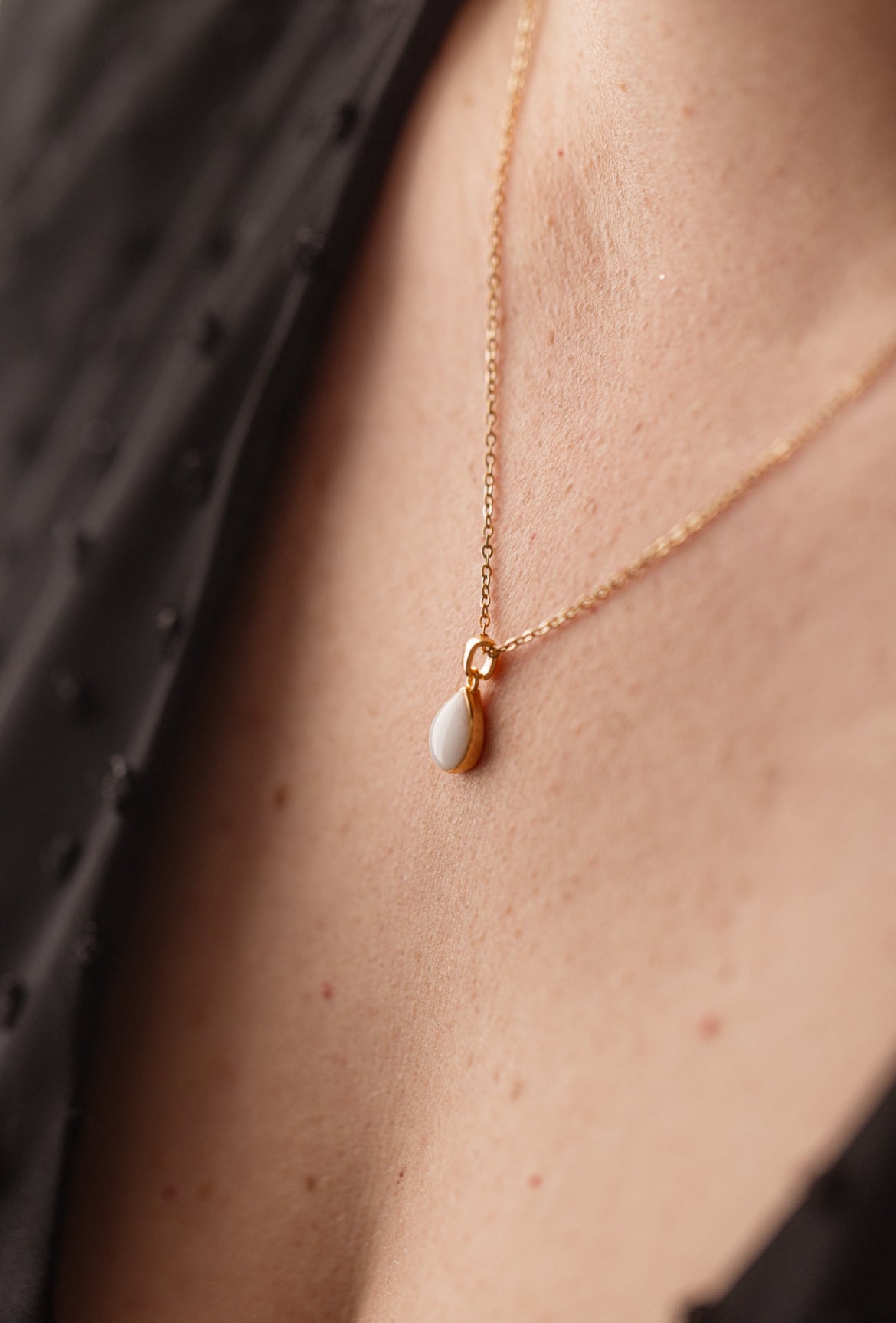 Pendentif en forme de goutte personnalisé avec du lait maternel, une mèche de cheveux de bébé ou des fragments de cordon ombilical 