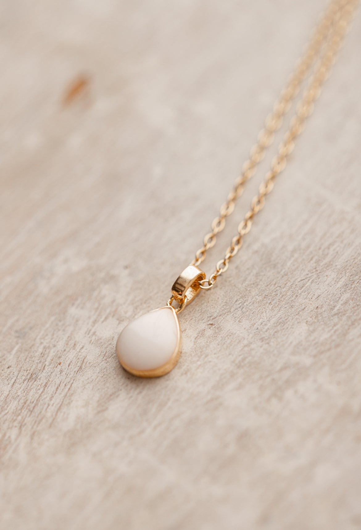 Pendentif en forme de goutte personnalisé avec du lait maternel, une mèche de cheveux de bébé ou des fragments de cordon ombilical 