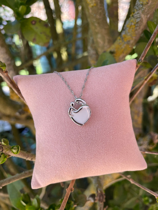 Pendentif en forme de coeur avec silhouette de maman et bébé contenant du lait maternel, cheveux de bébé ou fragment de cordon ombilical avec gravure personnalisée au dos. 