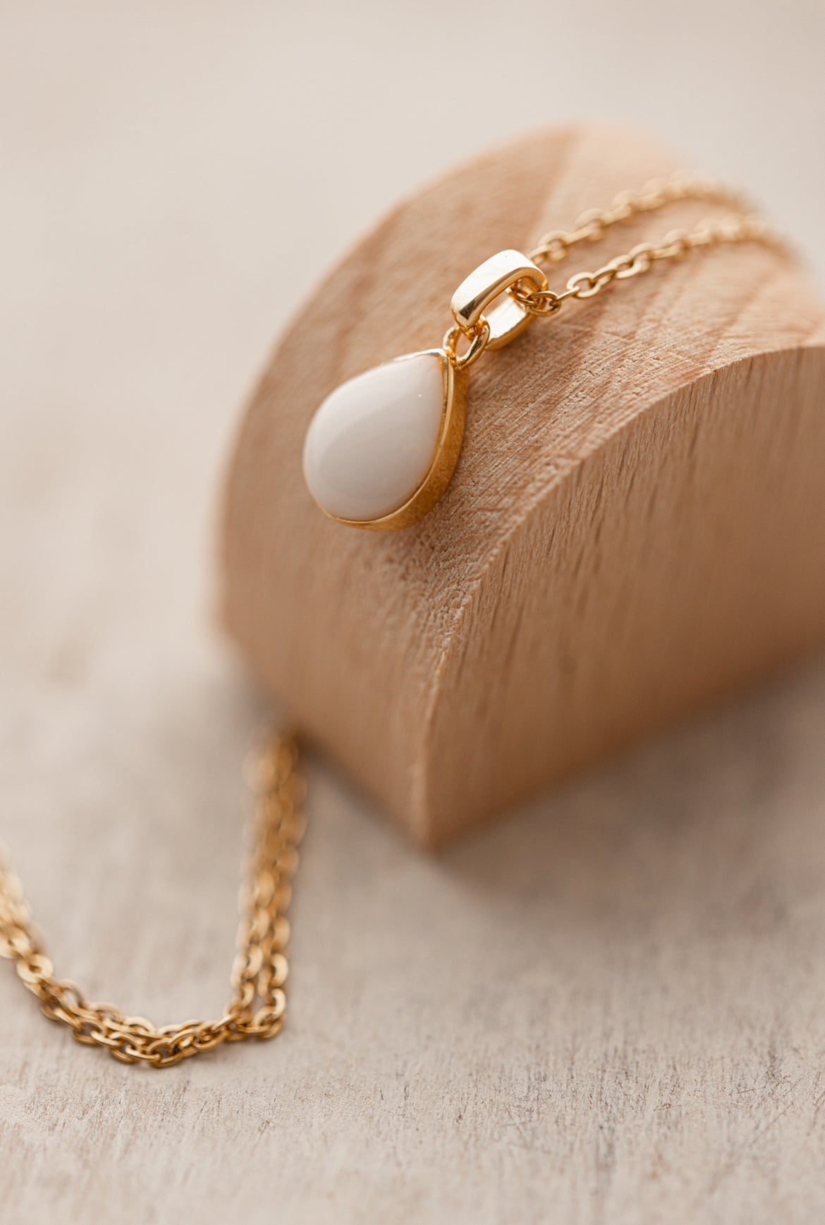 Pendentif en forme de goutte personnalisé avec du lait maternel, une mèche de cheveux de bébé ou des fragments de cordon ombilical 