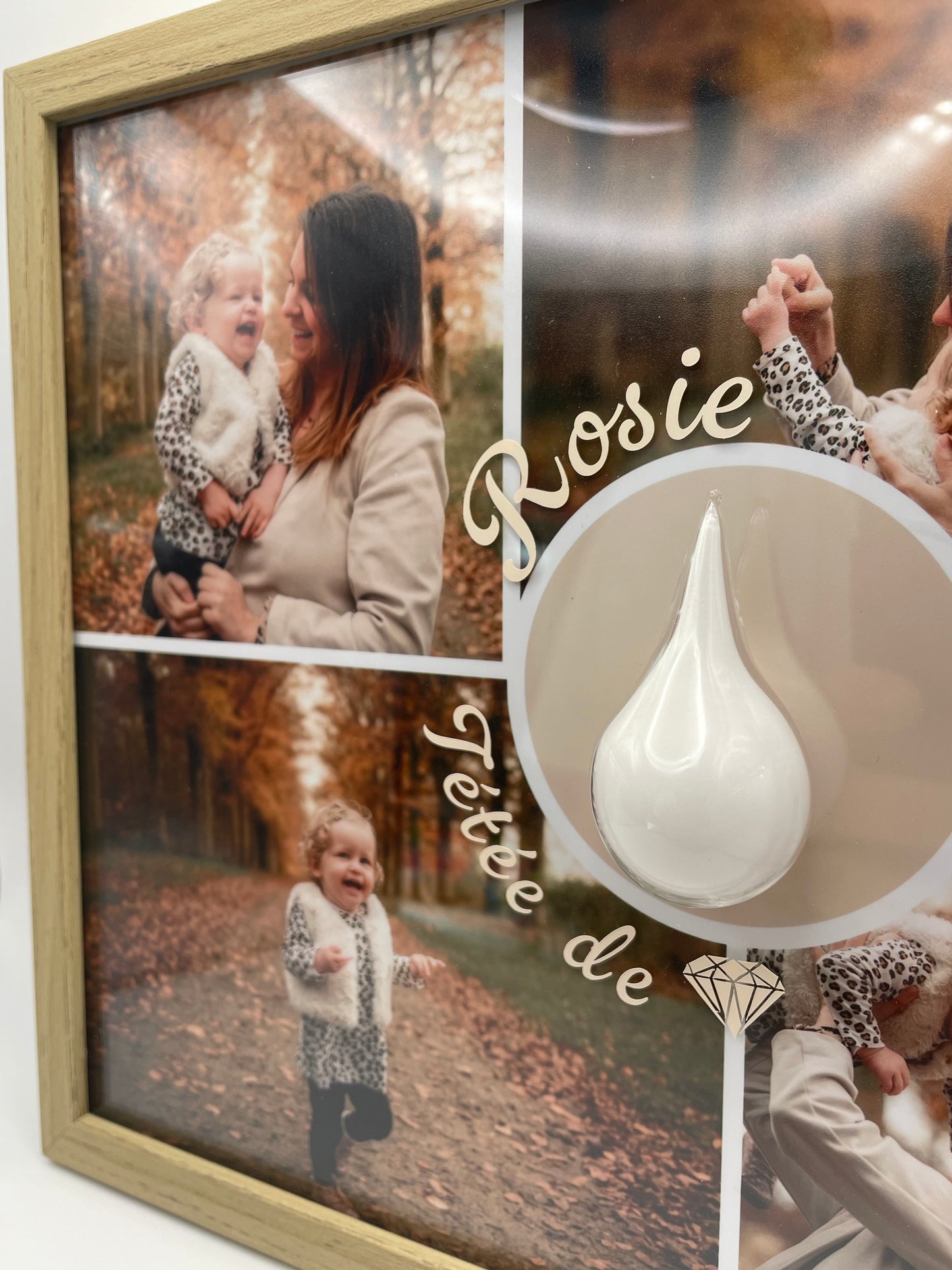 Cadre souvenir de maternité avec photo et goutte de verre soufflée contenant du lait maternel 