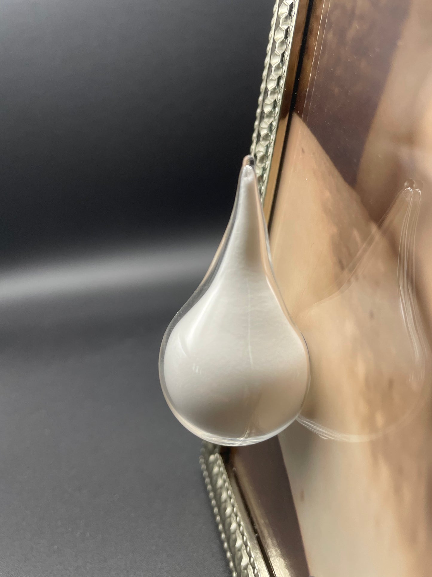 Goutte de verre soufflée à la main contenant du lait maternel dans un cadre souvenir personnalisé 