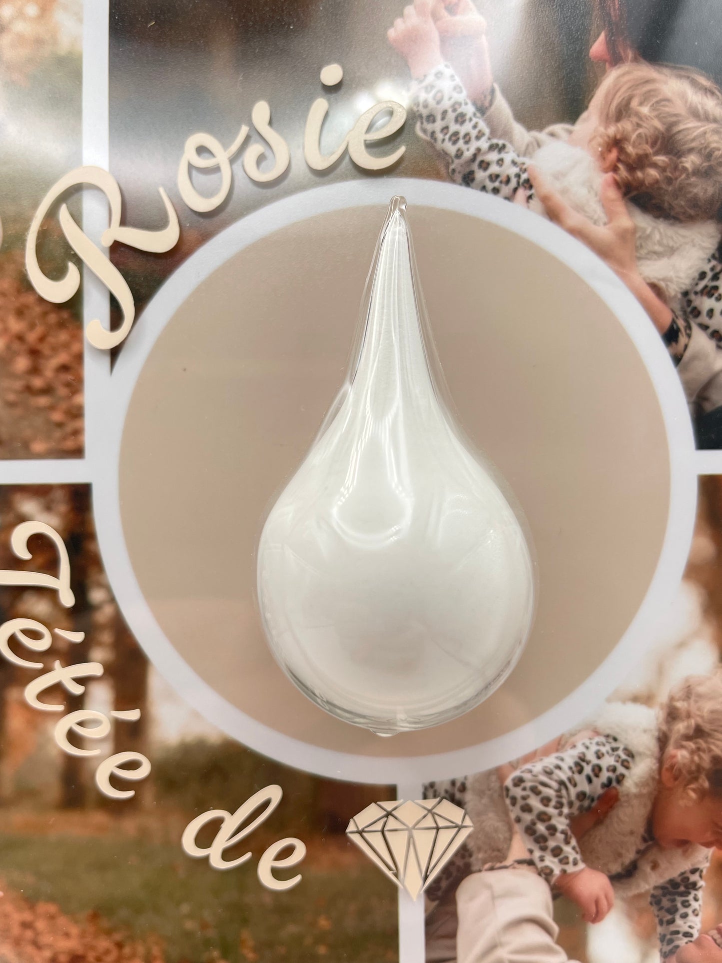 Goutte de verre soufflée à la bouche contenant du lait maternel cristallisé dans un cadre photo souvenir personnalisé 