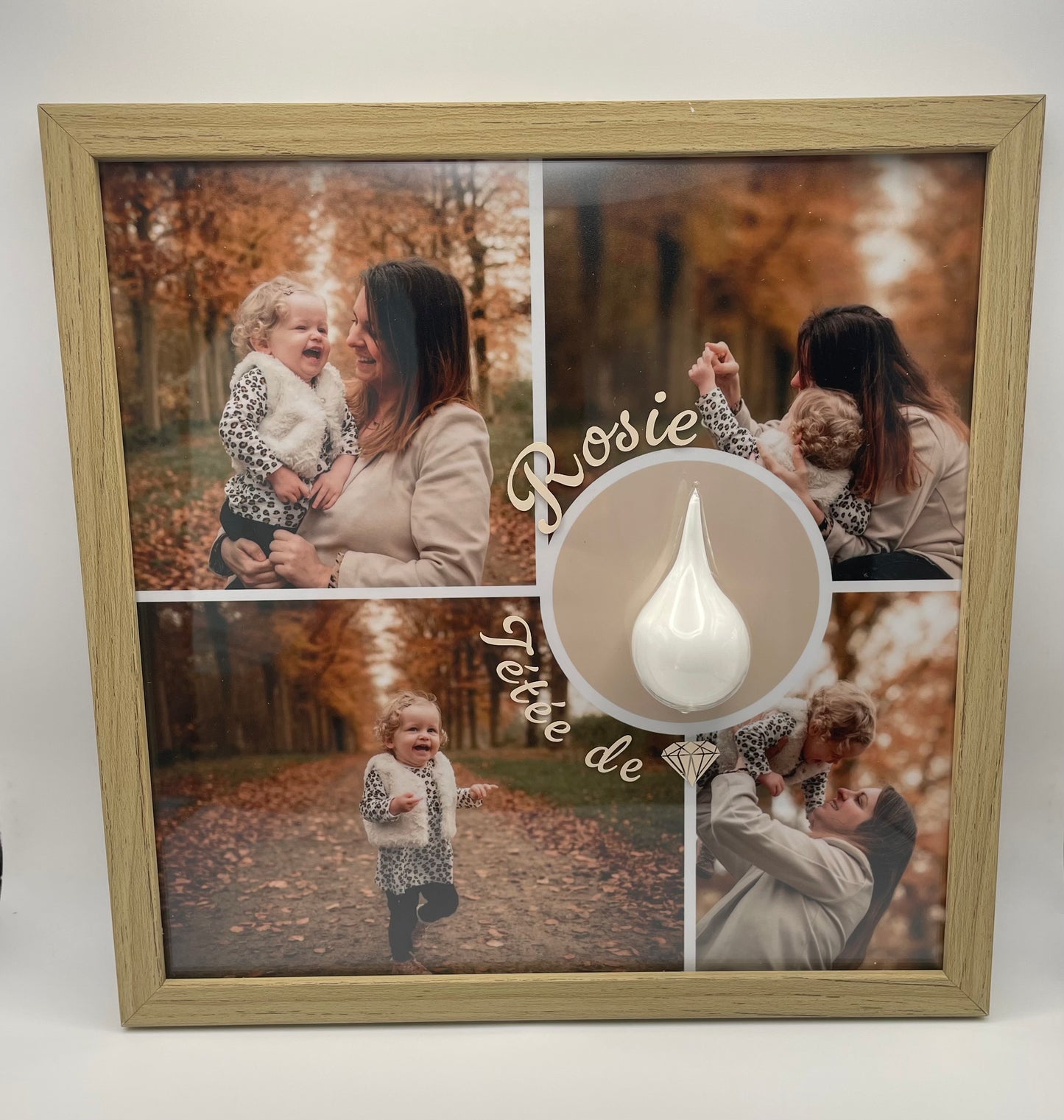Cadre souvenir de maternité avec photo et goutte de verre soufflée contenant du lait maternel 
