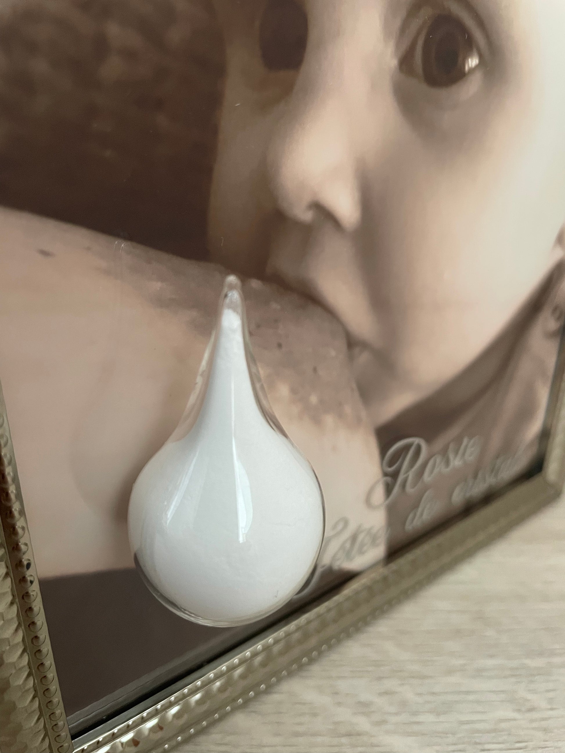 Goutte de verre soufflée à la main contenant du lait maternel dans un cadre souvenir personnalisé 