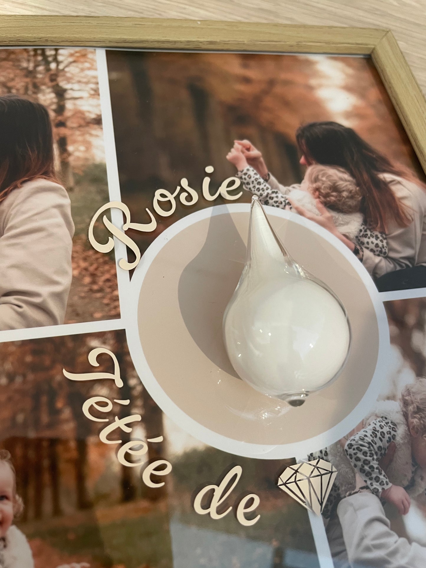Goutte de verre soufflée à la bouche contenant du lait maternel cristallisé dans un cadre photo souvenir personnalisé 