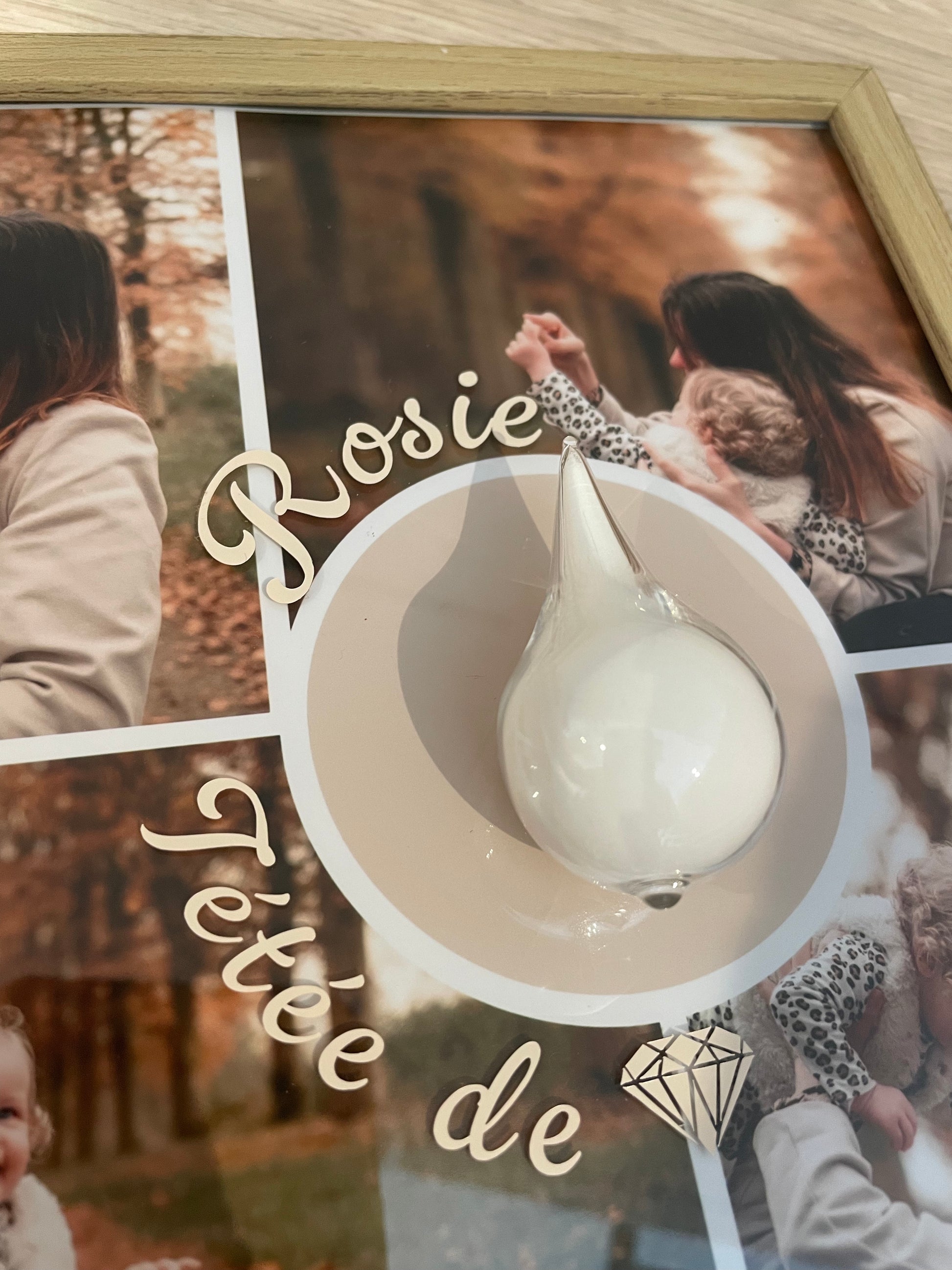 Goutte de verre soufflée à la bouche contenant du lait maternel cristallisé dans un cadre photo souvenir personnalisé 