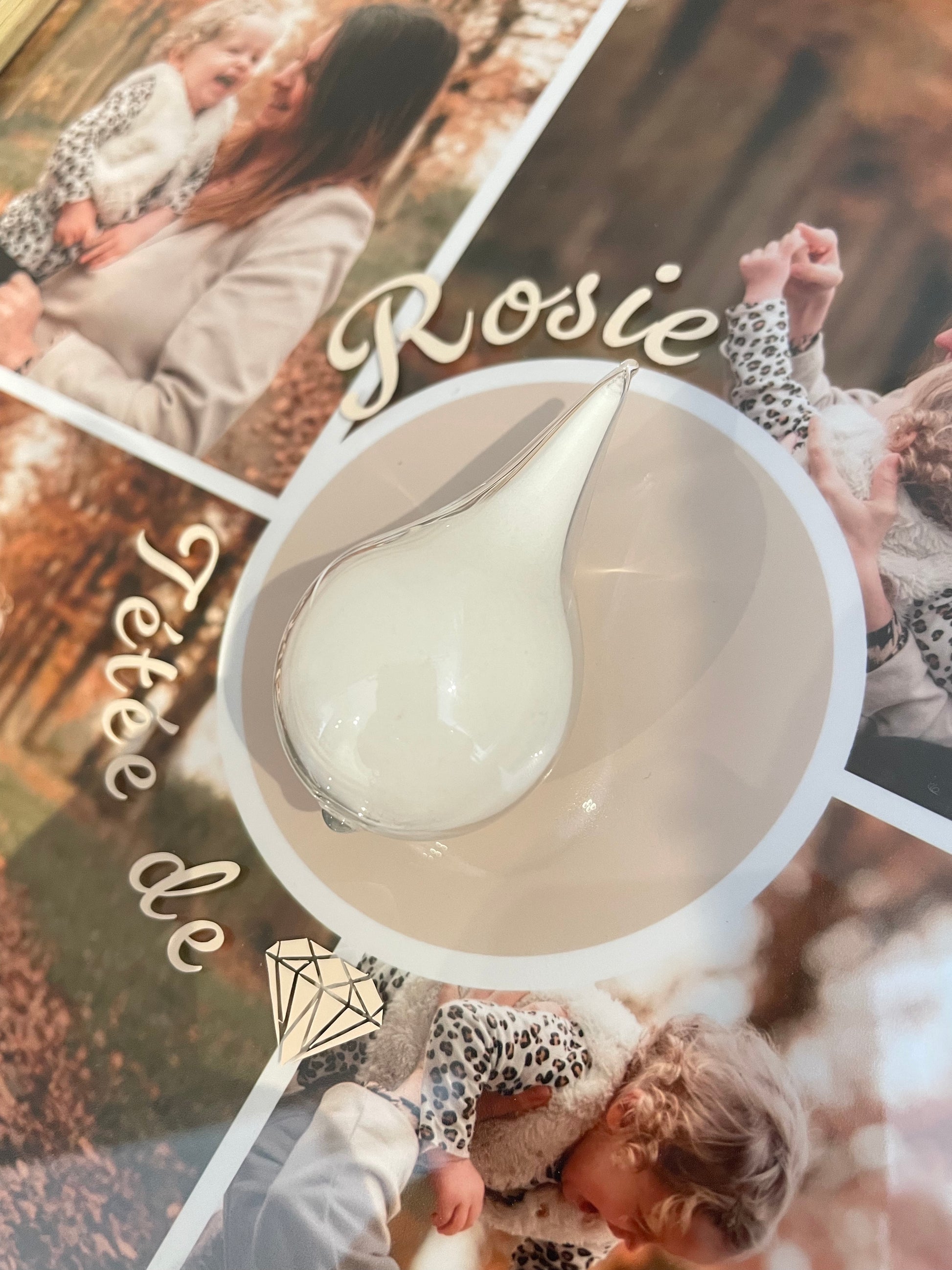 Goutte de verre soufflée à la bouche contenant du lait maternel cristallisé dans un cadre photo souvenir personnalisé 